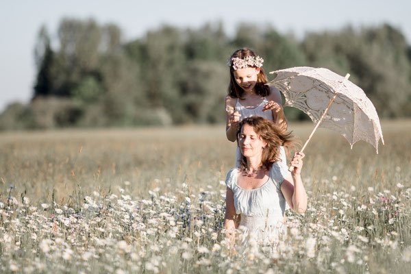 Familienfotos München: Mama und Kind auf Blumenwiese