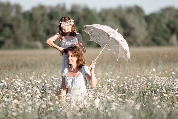 Familienfotos Graz: Mama und Kind auf Blumenwiese