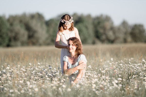 Familienfotos Graz: Mama und Kind auf Blumenwiese