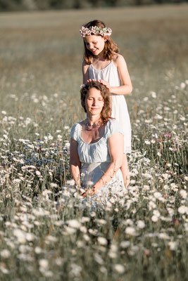 Familienfotos München: Mama und Kind auf Blumenwiese