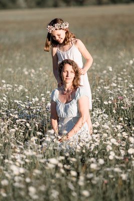 Familienfotos Graz: Mama und Kind auf Blumenwiese