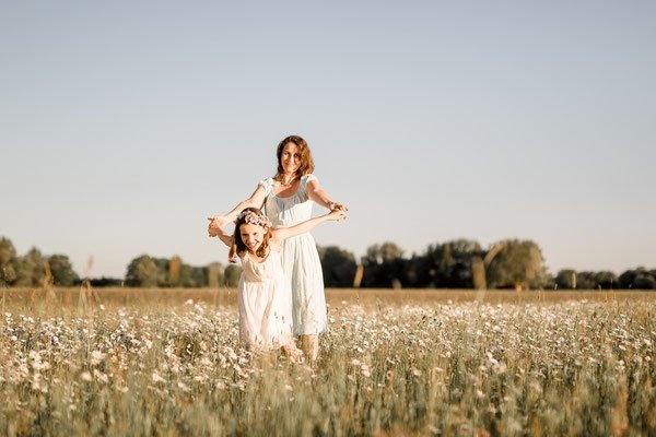 Familienfotos Graz: Mama und Kind auf Blumenwiese