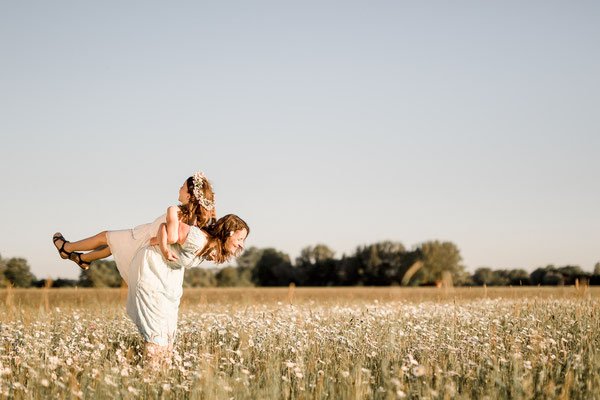 Familienfotos München: Mama und Kind auf Blumenwiese