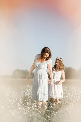 Familienfotos München: Mama und Kind auf Blumenwiese