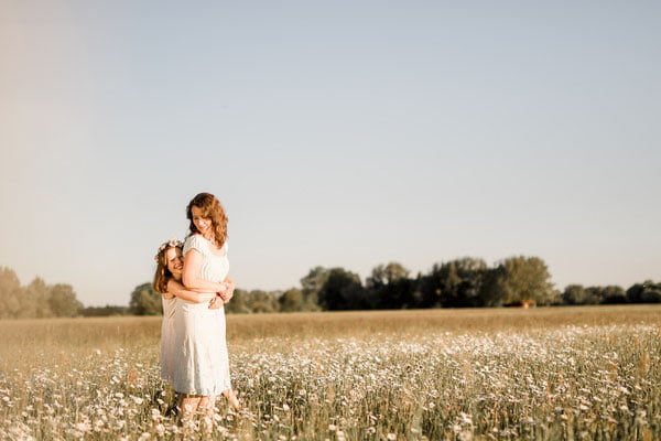 Familienfotos München: Mama und Kind auf Blumenwiese