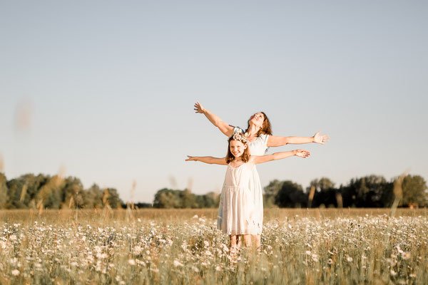 Familienfotos Graz: Mama und Kind auf Blumenwiese