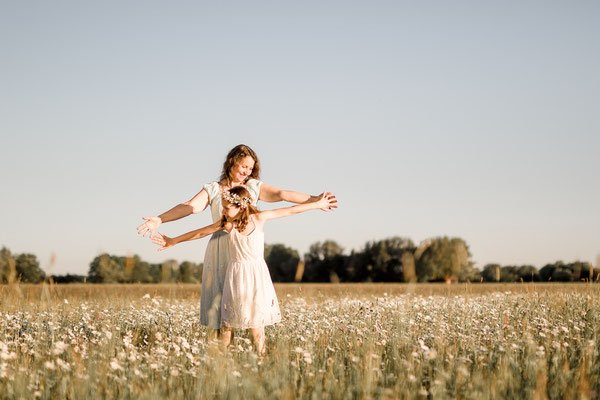 Familienfotos München: Mama und Kind auf Blumenwiese