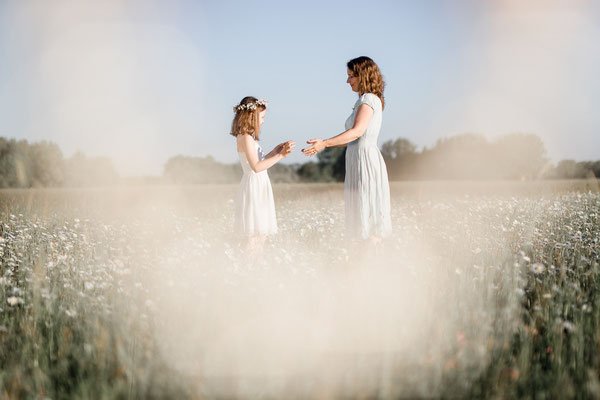 Familienfotos München: Mama und Kind auf Blumenwiese