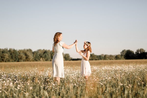 Familienfotos München: Mama und Kind auf Blumenwiese