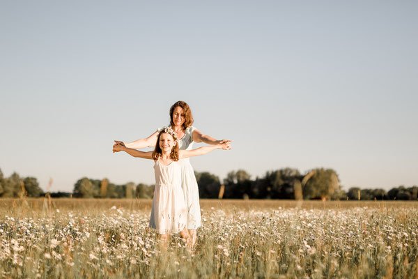 Familienfotos München: Mama und Kind auf Blumenwiese