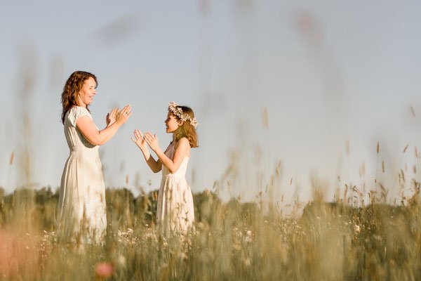 Familienfotos München: Mama und Kind auf Blumenwiese