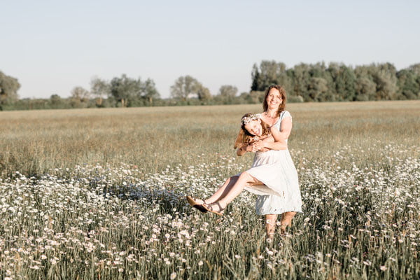 Familienfotos München: Mama und Kind auf Blumenwiese