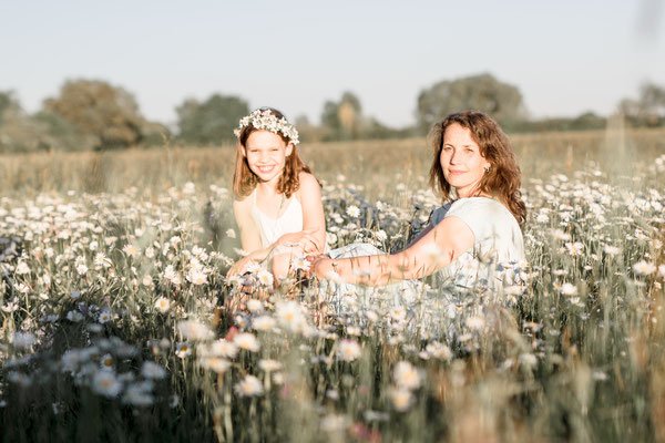 Familienfotos München: Mama und Kind auf Blumenwiese