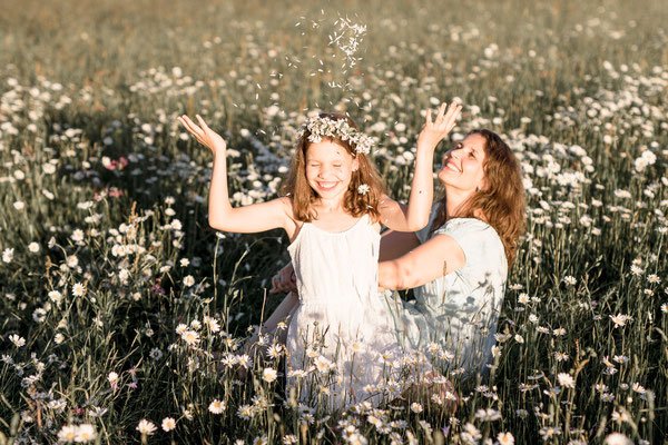 Familienfotos München: Mama und Kind auf Blumenwiese