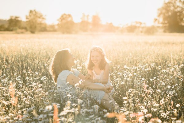 Familienfotos München: Mama und Kind auf Blumenwiese