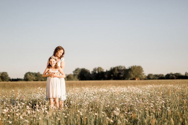 Familienfotos München: Mama und Kind auf Blumenwiese