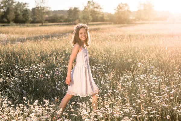 Familienfotos München: Mama und Kind auf Blumenwiese