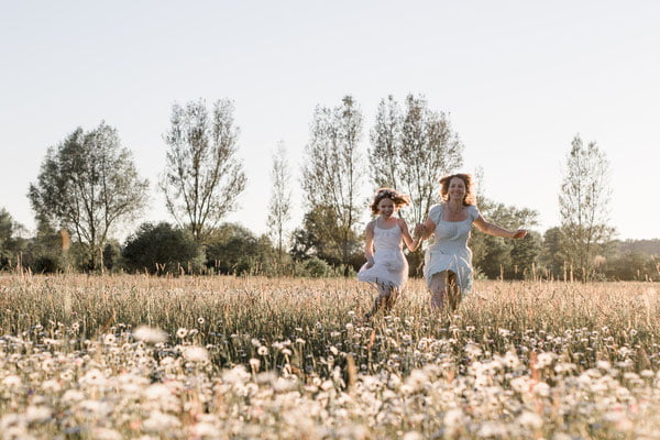 Familienfotos München: Mama und Kind auf Blumenwiese