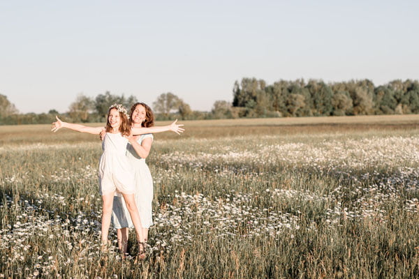 Familienfotos München: Mama und Kind auf Blumenwiese