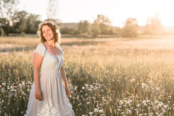 Familienfotos München: Mama und Kind auf Blumenwiese