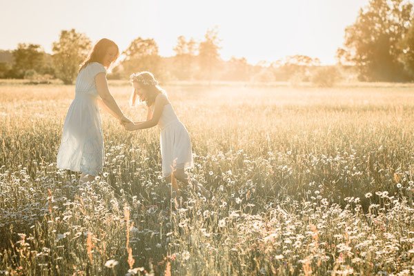 Familienfotos München: Mama und Kind auf Blumenwiese