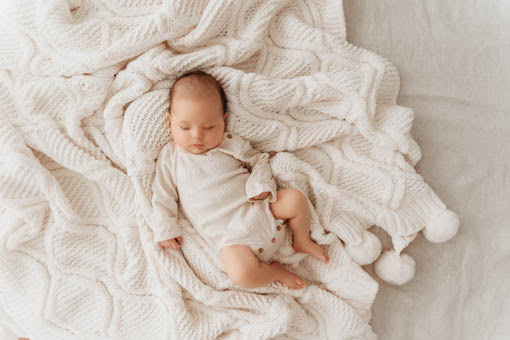 kuschelige warme babyfotos Babyfoto Graz mit Baby auf Decke bei Fotografin Graz