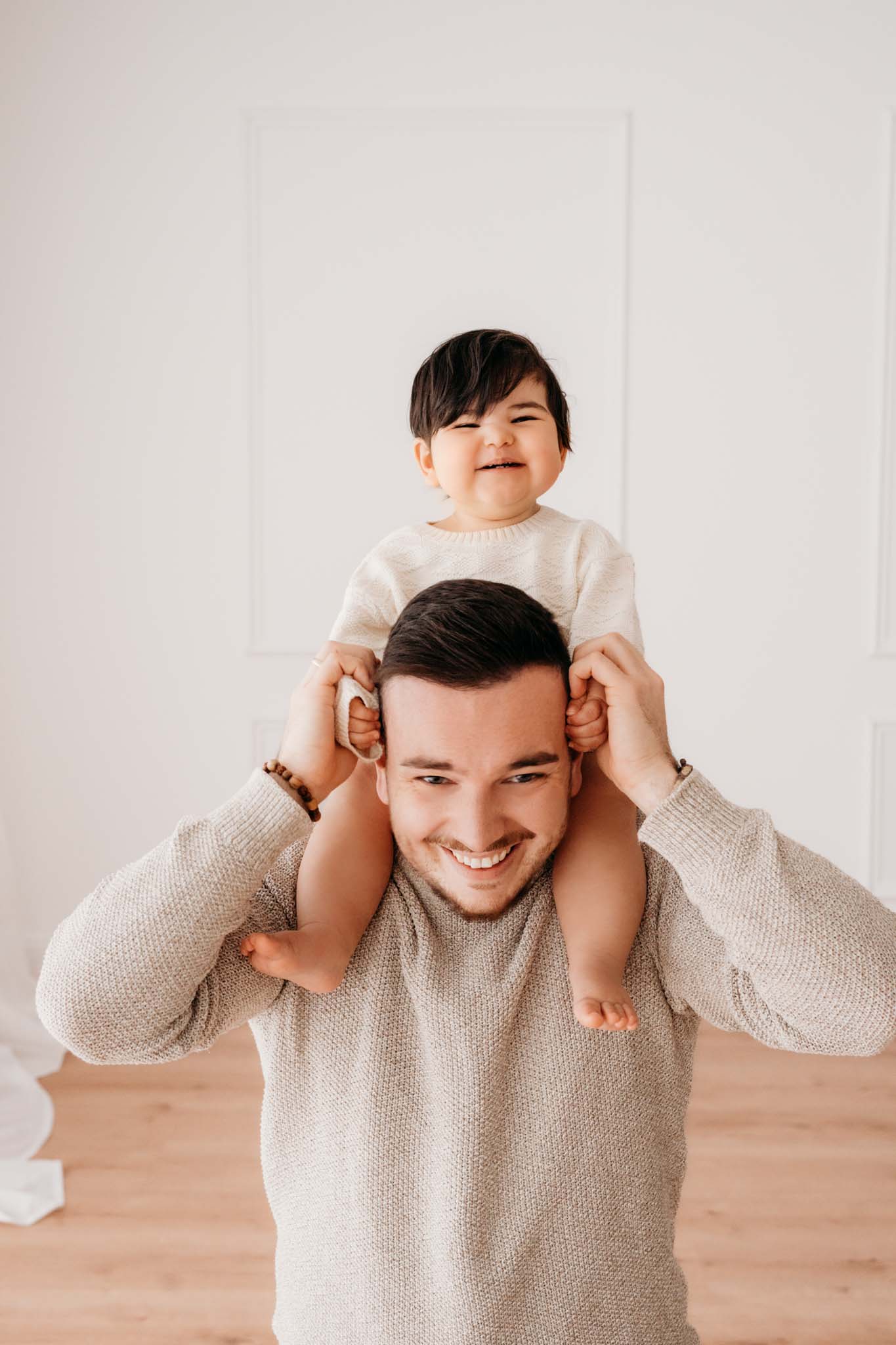 Papa und Baby lachen beim Babyshooting um die Wette Papa und Baby lachen beim Babyshooting um die Wette