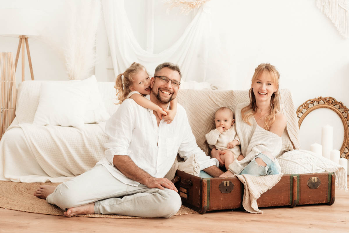 Lachende Familie im Reisekoffer Lachende Familie im Reisekoffer