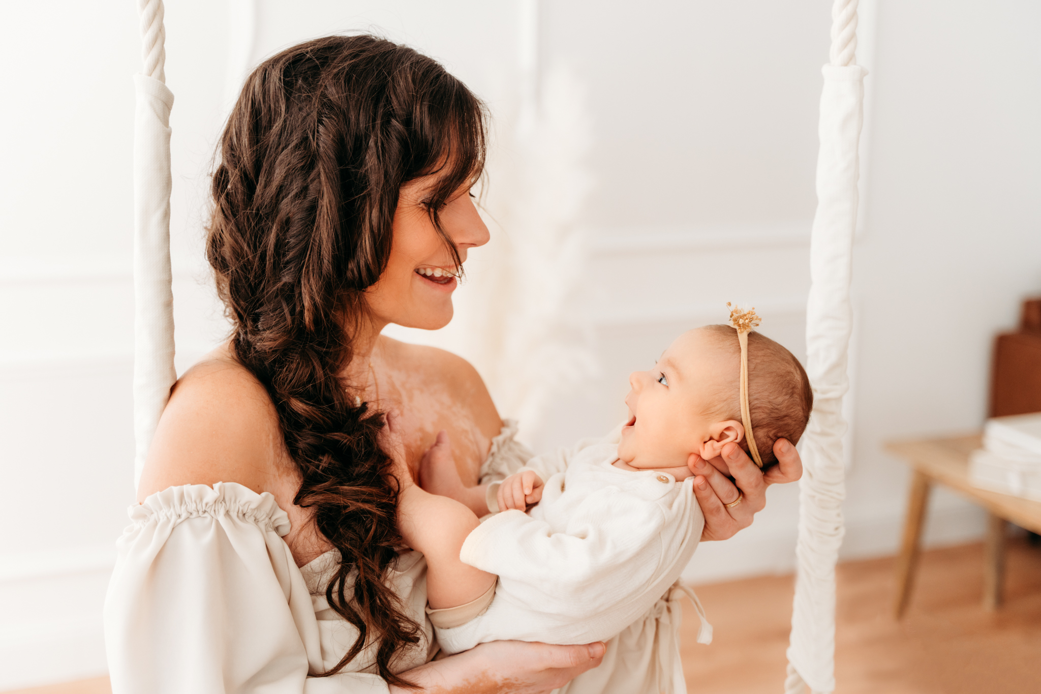 Baby lacht mit Mama um die Wette Baby lacht mit Mama um die Wette beim Babyshooting