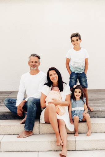 Fotografin Graz: Neugeborenen-shooting mit Familie kuschelnd am Flokati