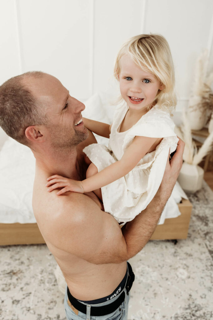 Vater und Tochter lachen gemeinsam