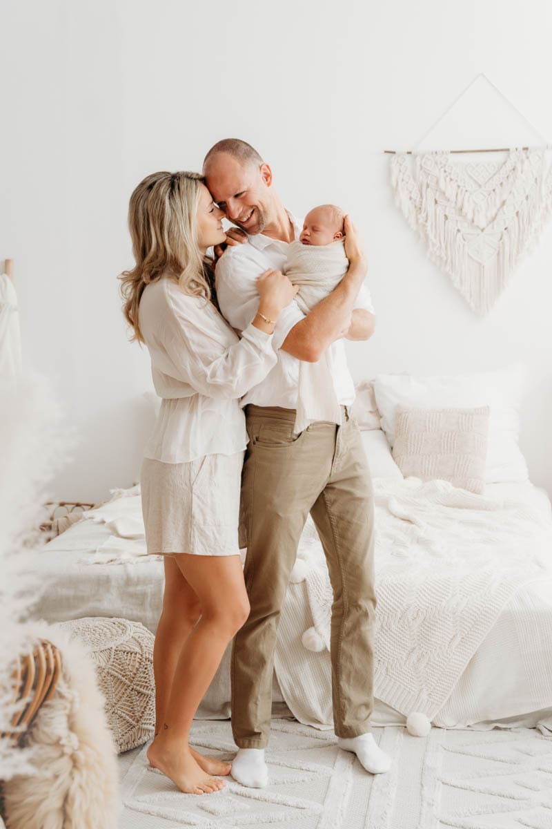 Neugeborenfotografie Graz: Verliebte Eltern mit Baby