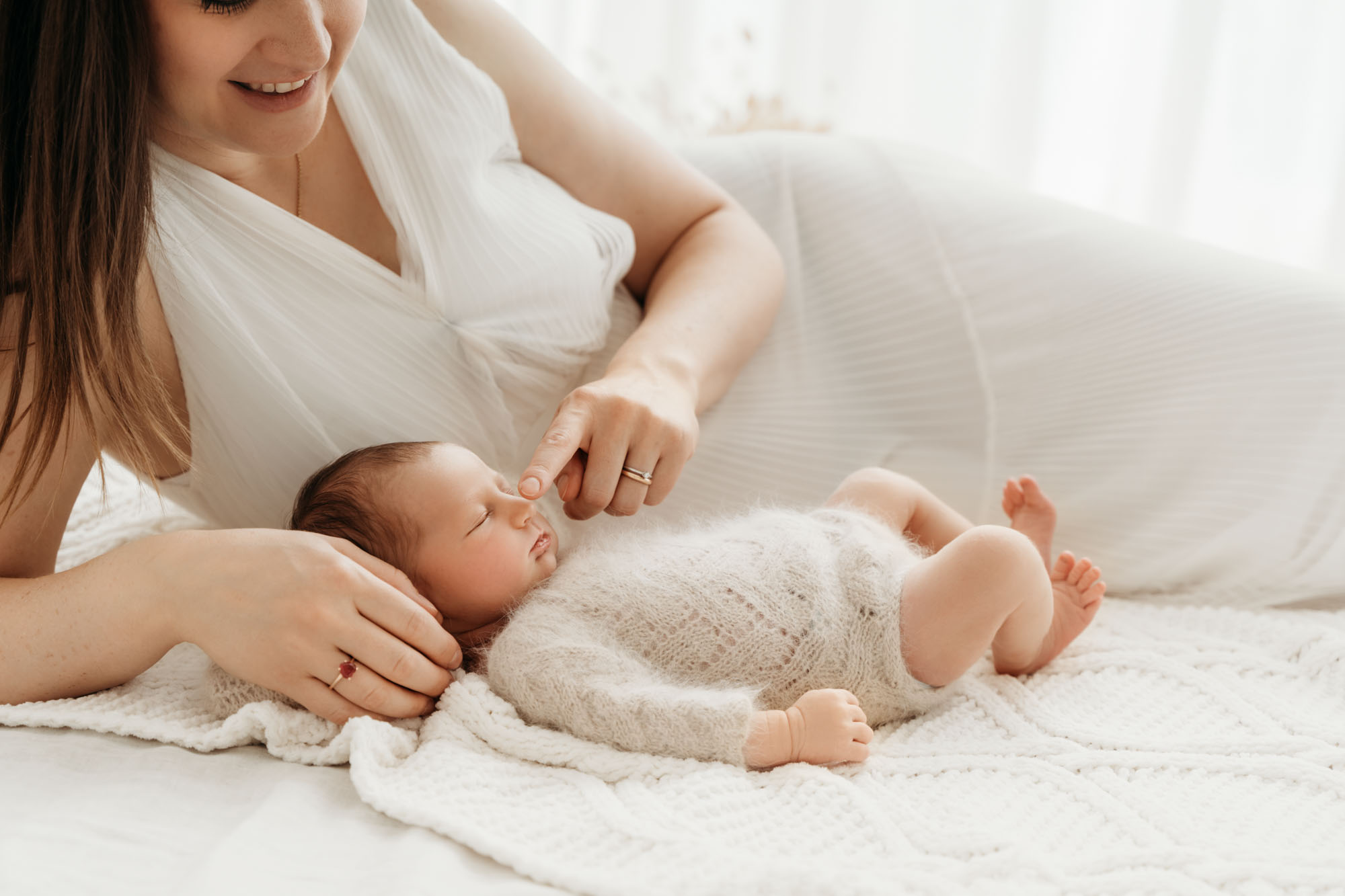Mama tippt Baby liebevoll und verspielt auf die Nase