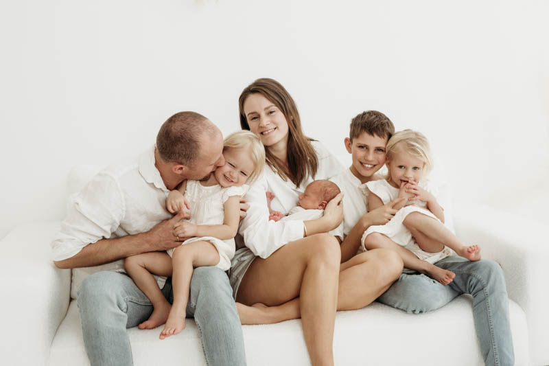 Rasselbande mit 4 Kindern und Spaß auf der Couch Rasselbande mit 4 Kindern und Spaß auf der Couch