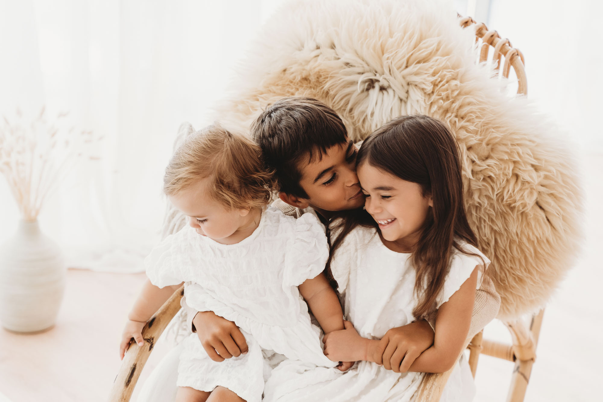 Lachendes Geschwisterbild in der familienfotografie graz