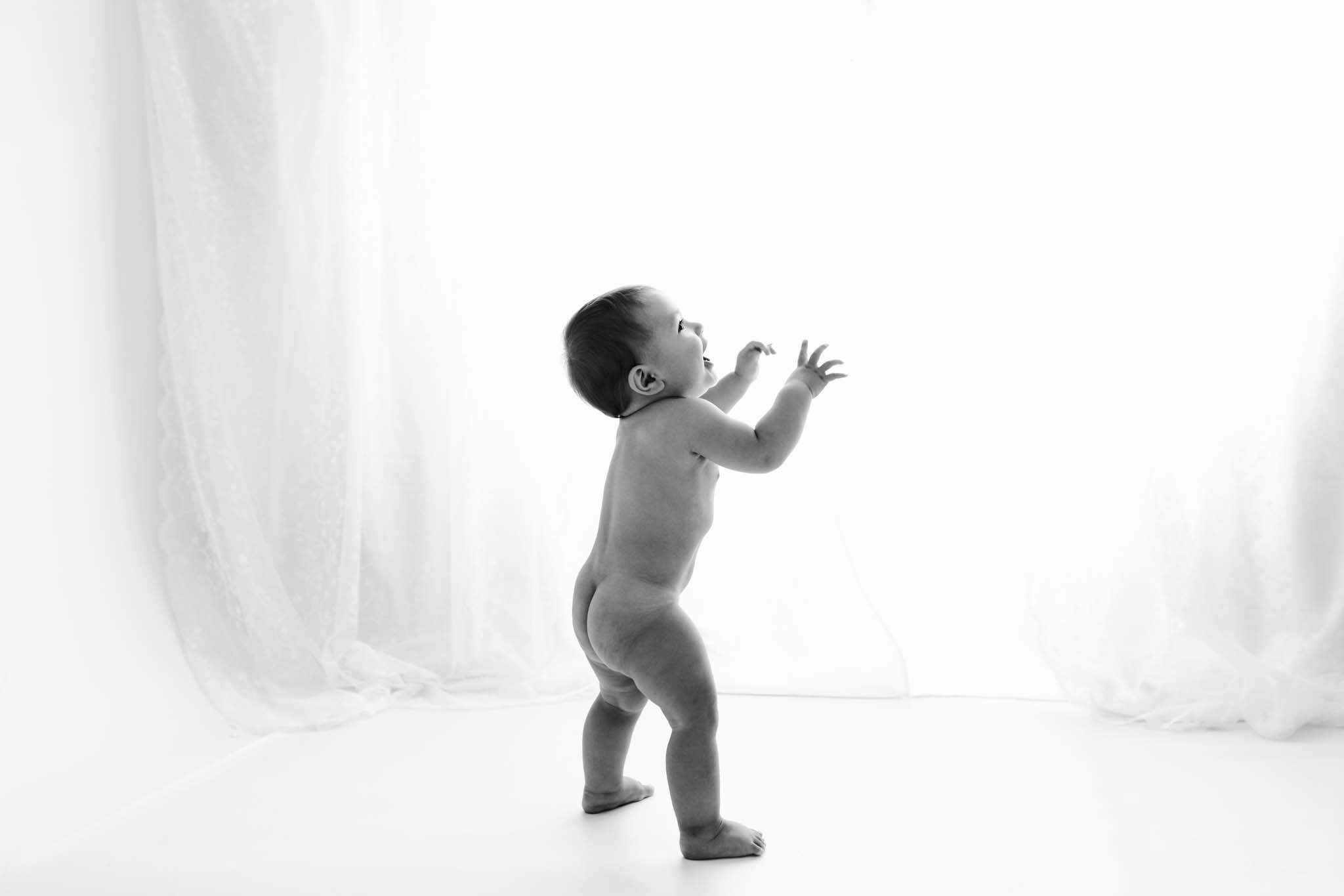 Baby steht und imitiert einen Löwen Baby imitiert Löwe
