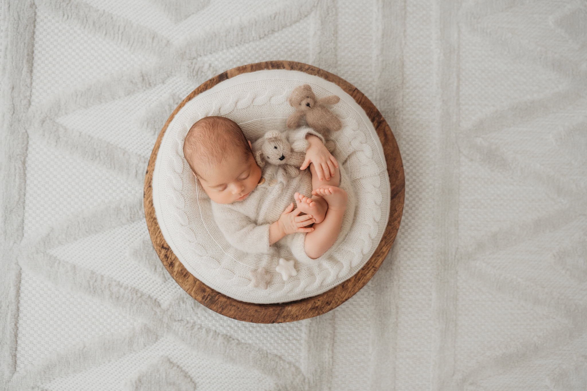 Neugeborenes beim Babyshooting Graz in Holzschale mit Teddybären