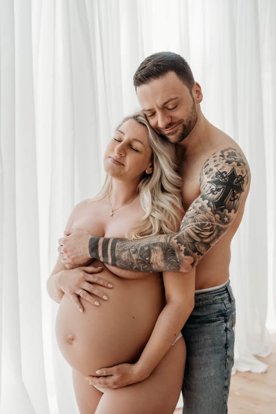Schwangerschafts-Fotos von Paar mit Tattoos