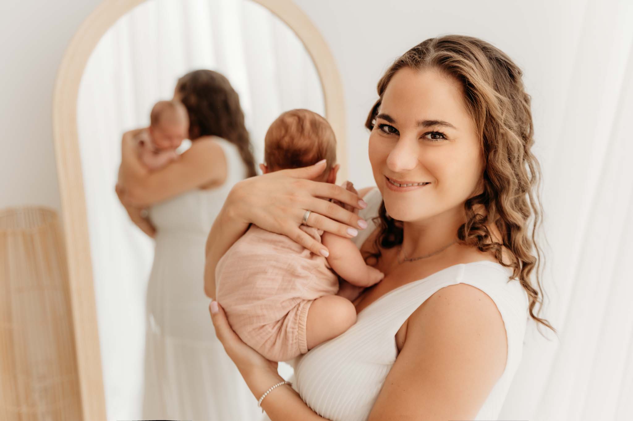 Spiegelbild Mama und baby Stolze Mama mit neugeborenen Baby im Spiegelbild